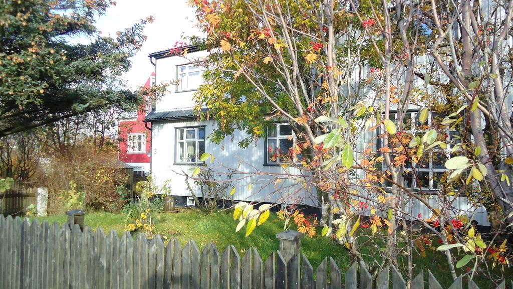 Bed And Books B&B Reykjavik Bagian luar foto